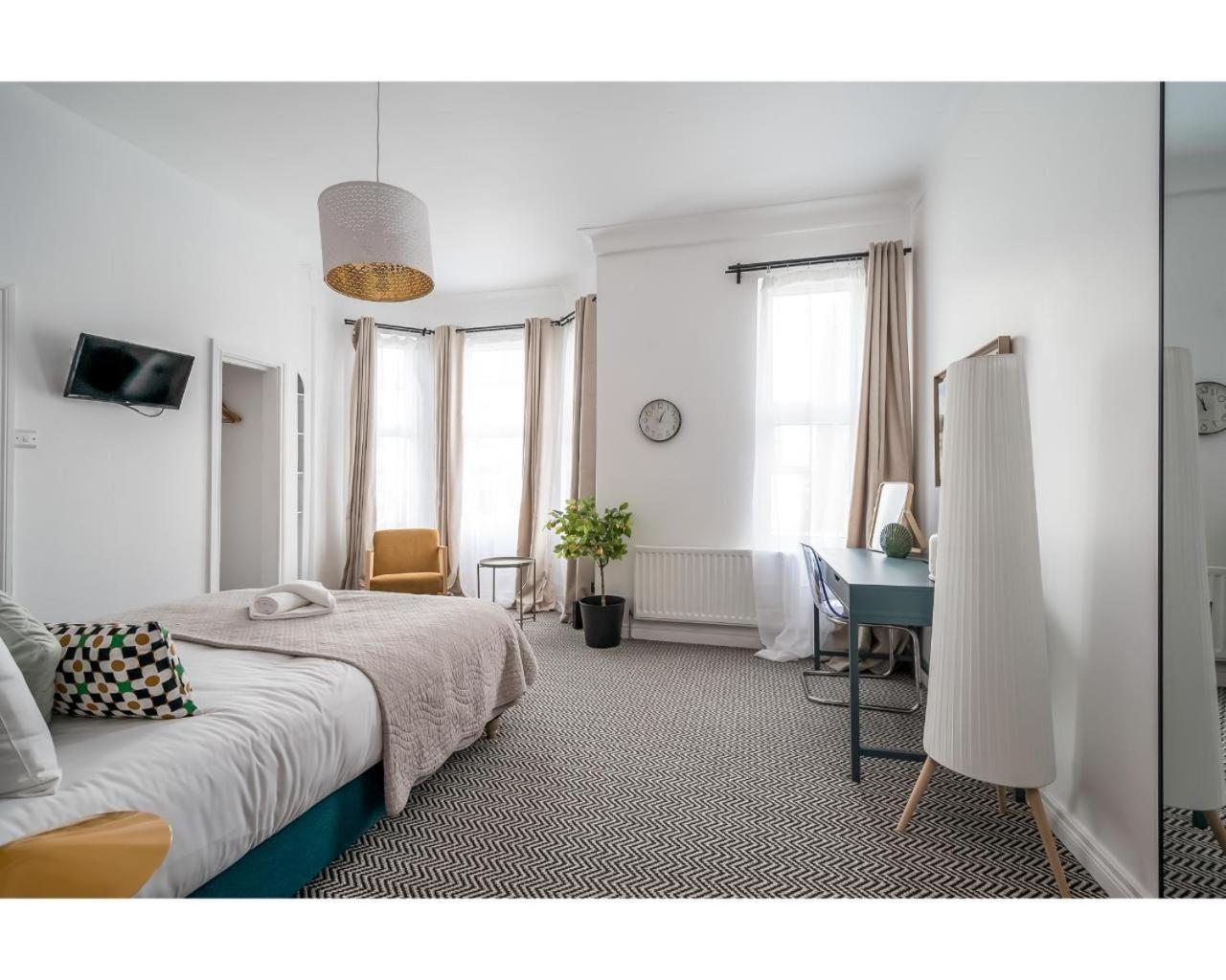 The Wellesley Belfast Quarto foto